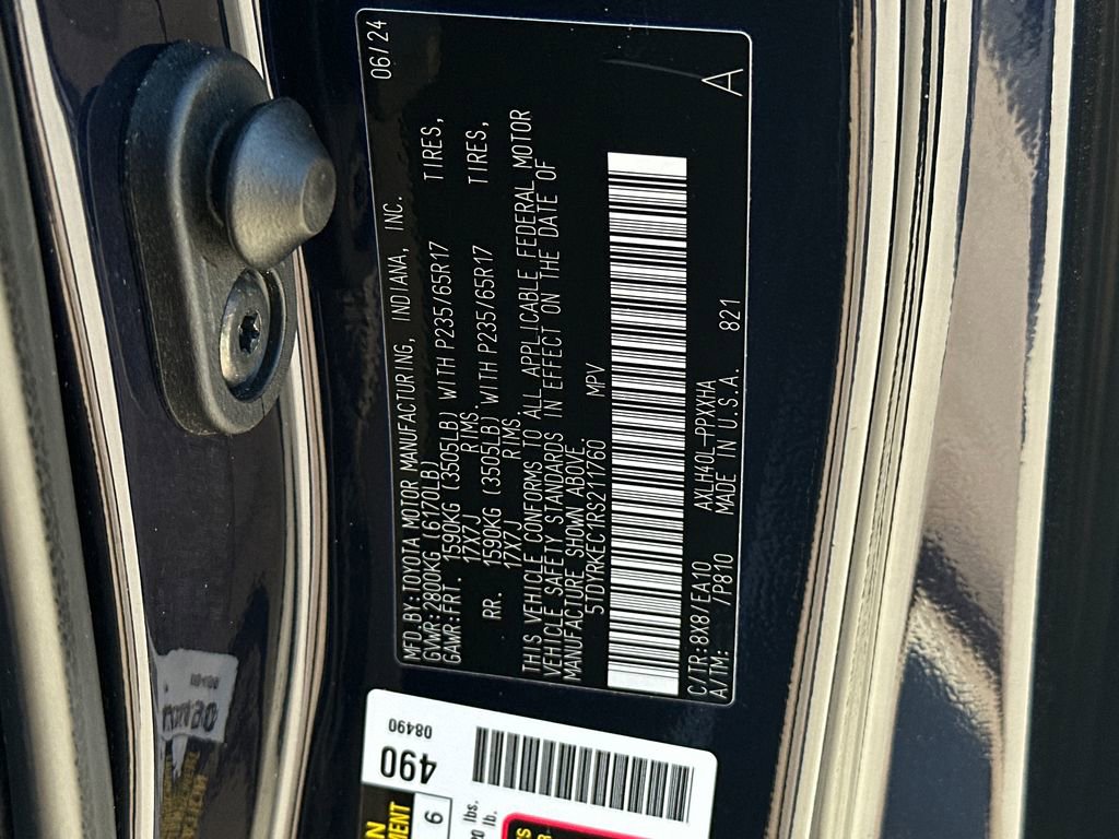 Used 2024 Toyota Sienna XLE image 32