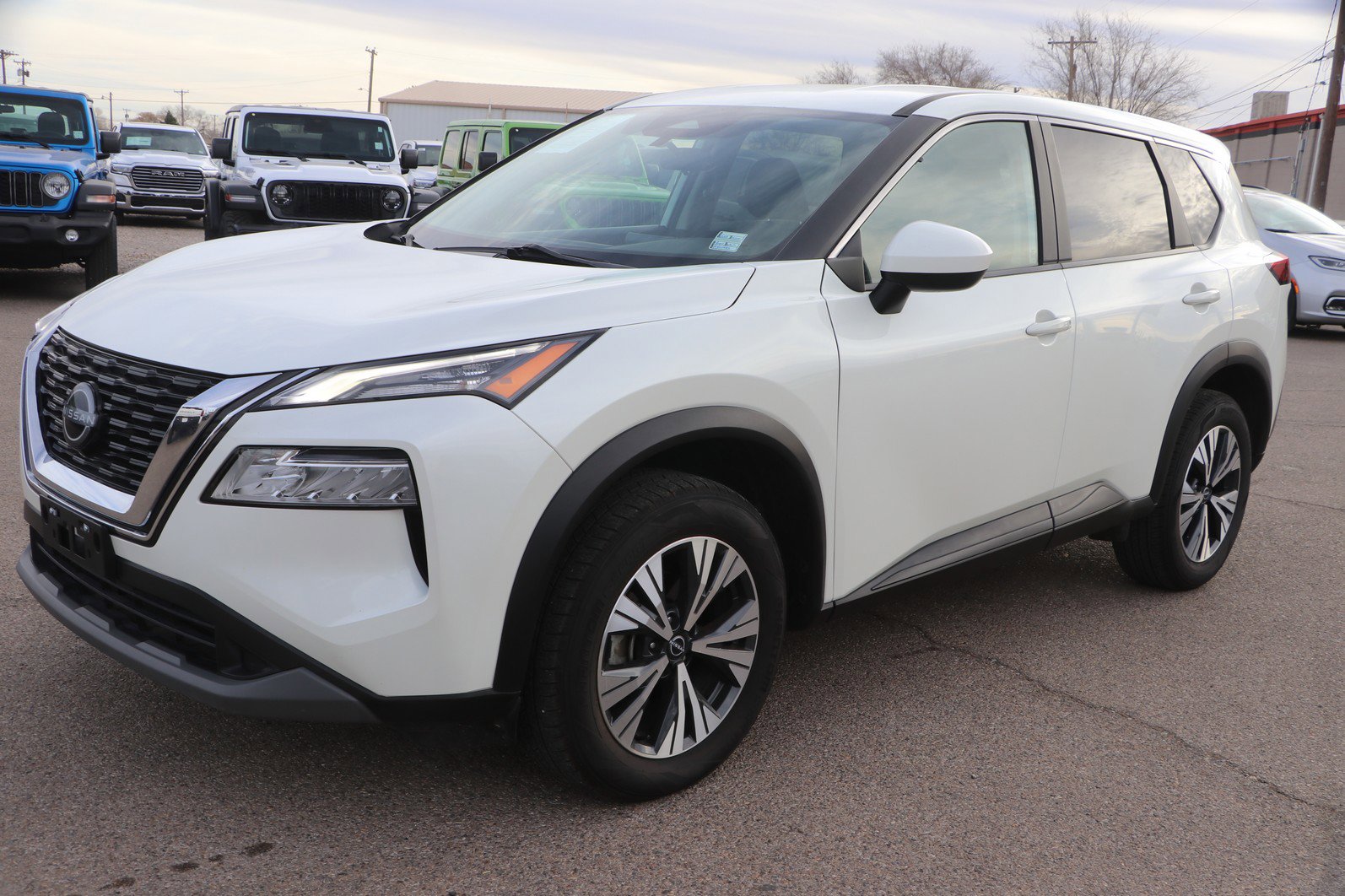 Used 2023 Nissan Rogue SV image 3