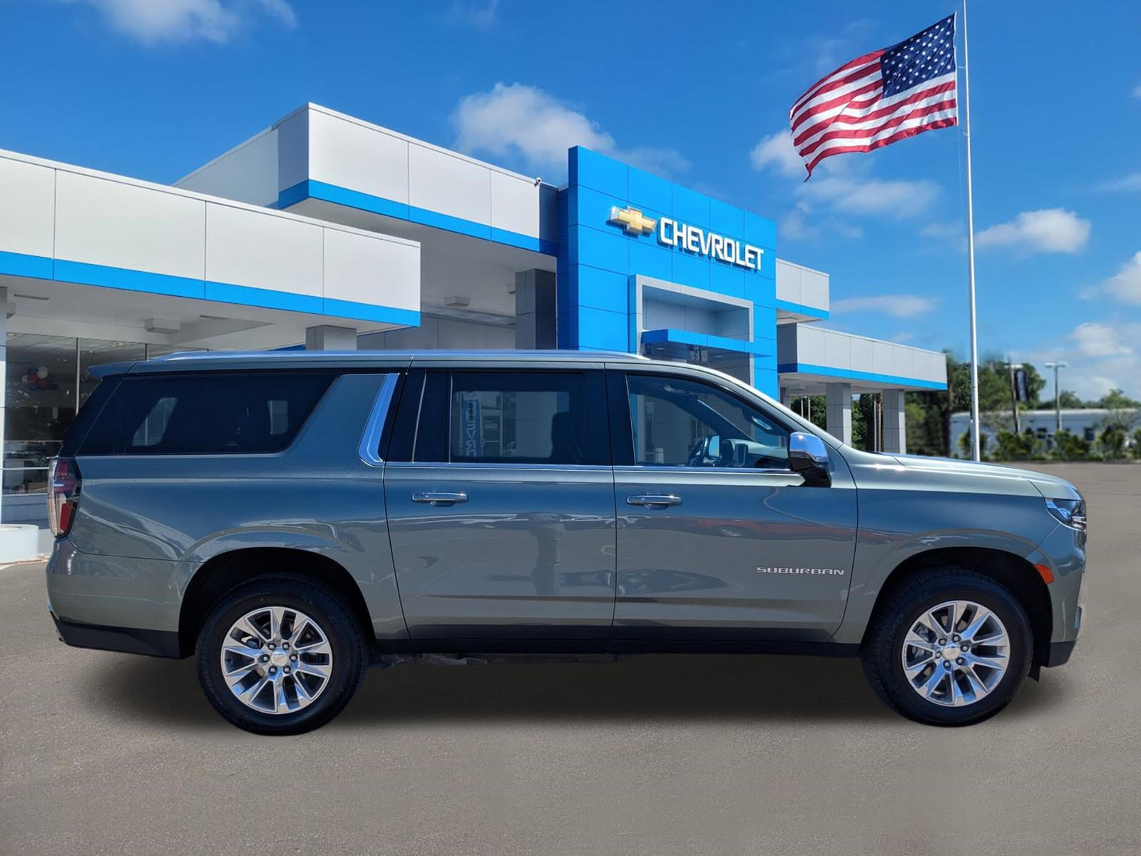 Used 2023 Chevrolet Suburban Premier image 3