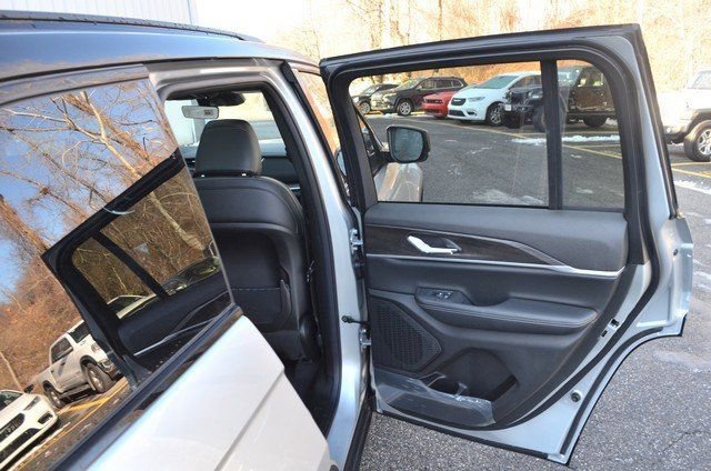 New 2025 Jeep Grand Cherokee Limited image 31