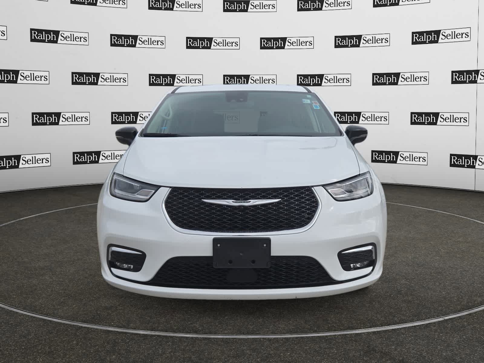 Used 2024 Chrysler Pacifica Touring-L FWD image 8