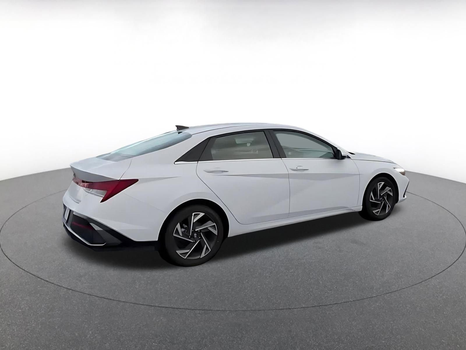 Used 2025 Hyundai Elantra SEL image 15