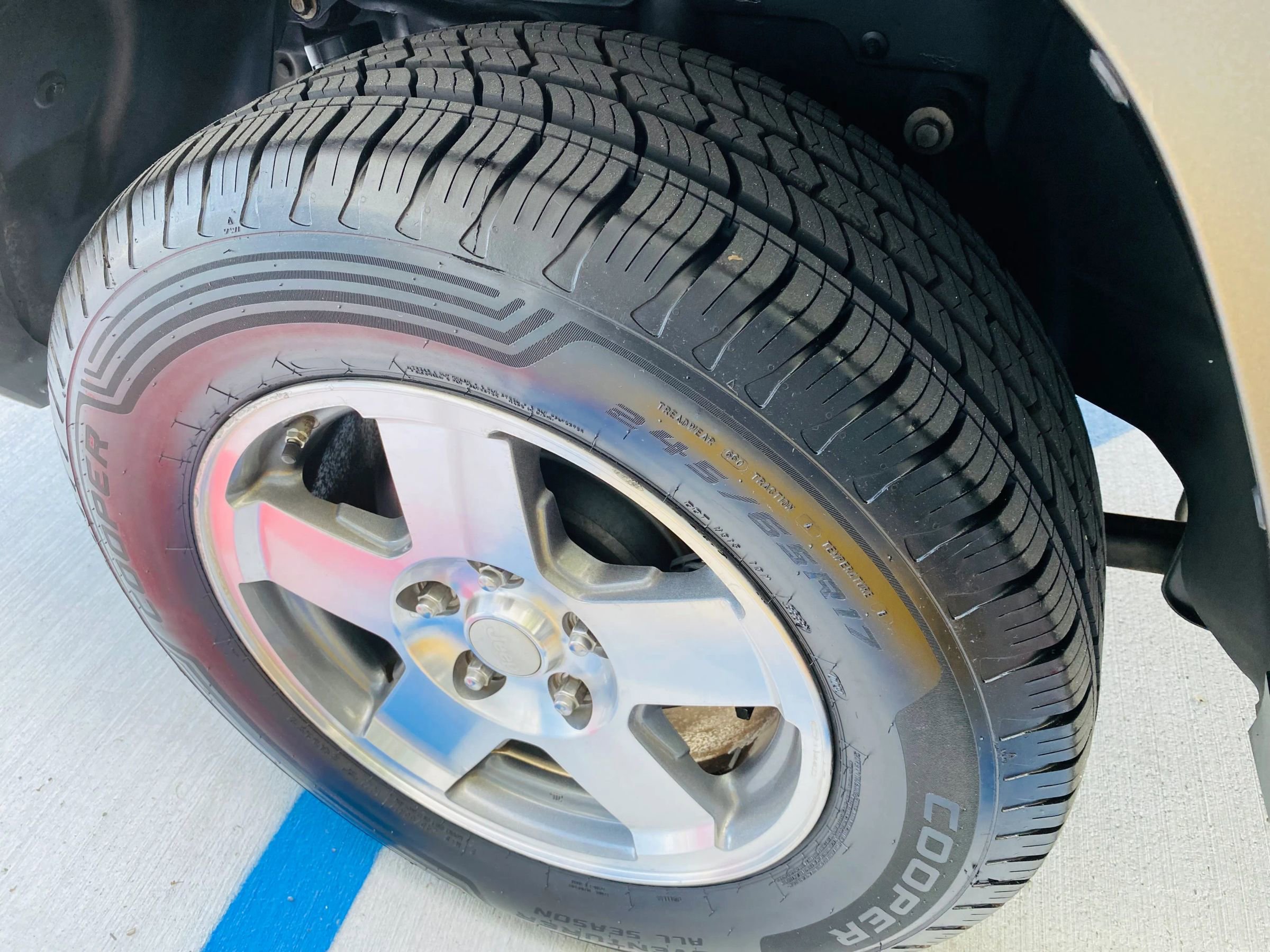 Used 2010 Jeep Commander Sport w/ Sun/Sound Group RWD image 32