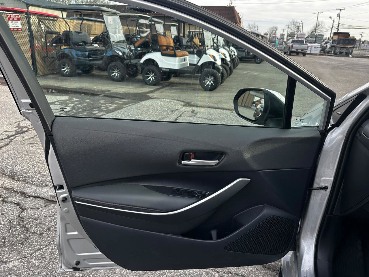 Used 2025 Toyota Corolla SE w/ Convenience Package image 18