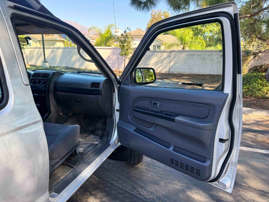 Used 2004 Nissan Frontier S/C image 26