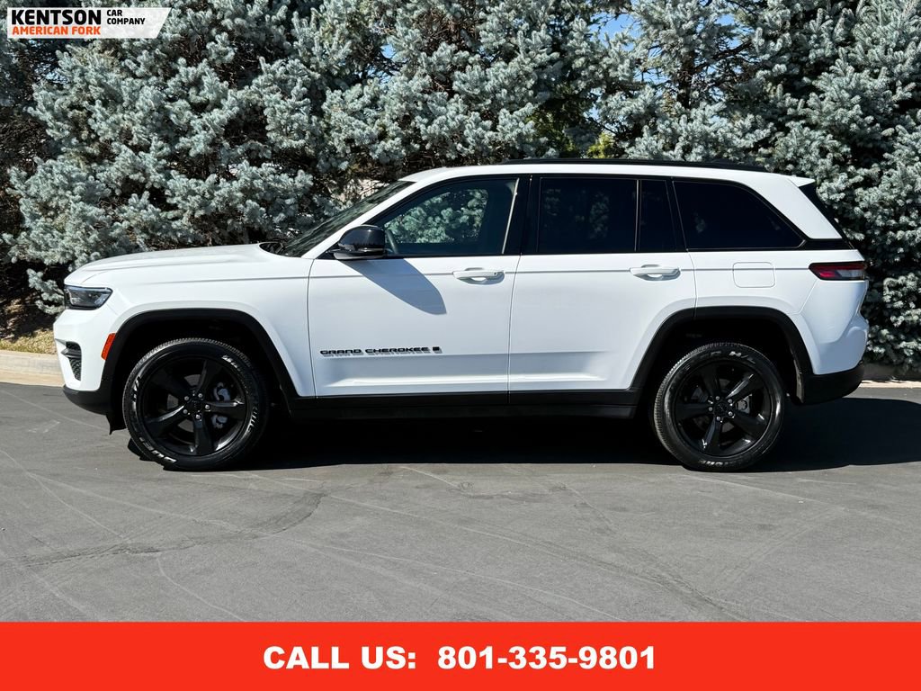 Used 2023 Jeep Grand Cherokee Altitude image 4