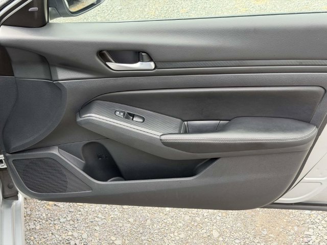 Used 2024 Nissan Altima 2.5 SV FWD image 8