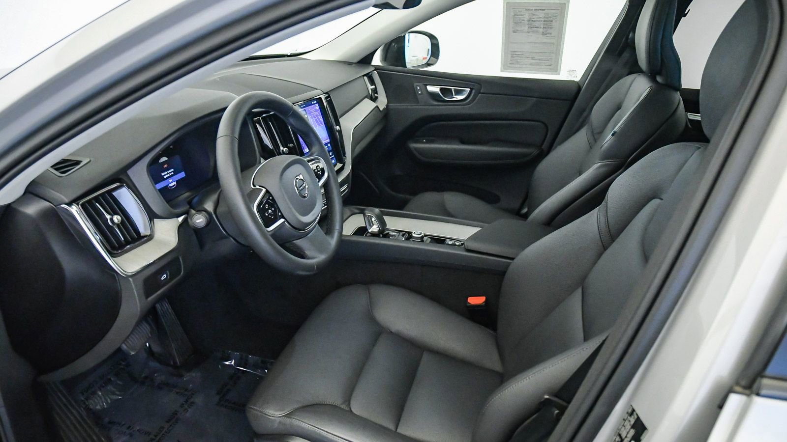 Certified 2025 Volvo XC60 B5 Plus image 17