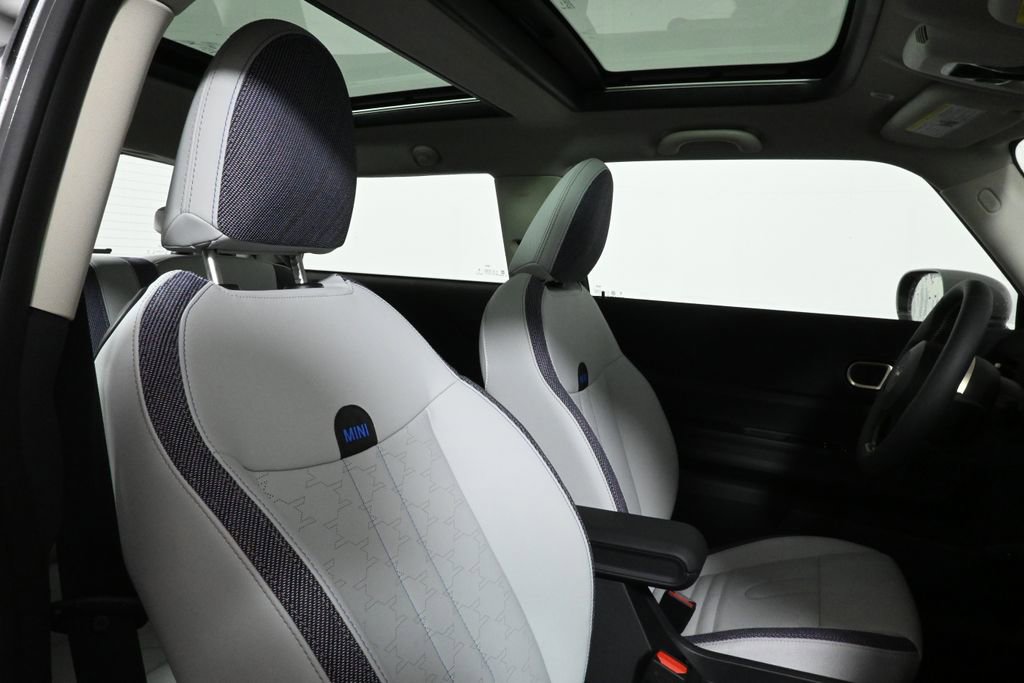 Used 2025 MINI Cooper 2-Door Hardtop image 33