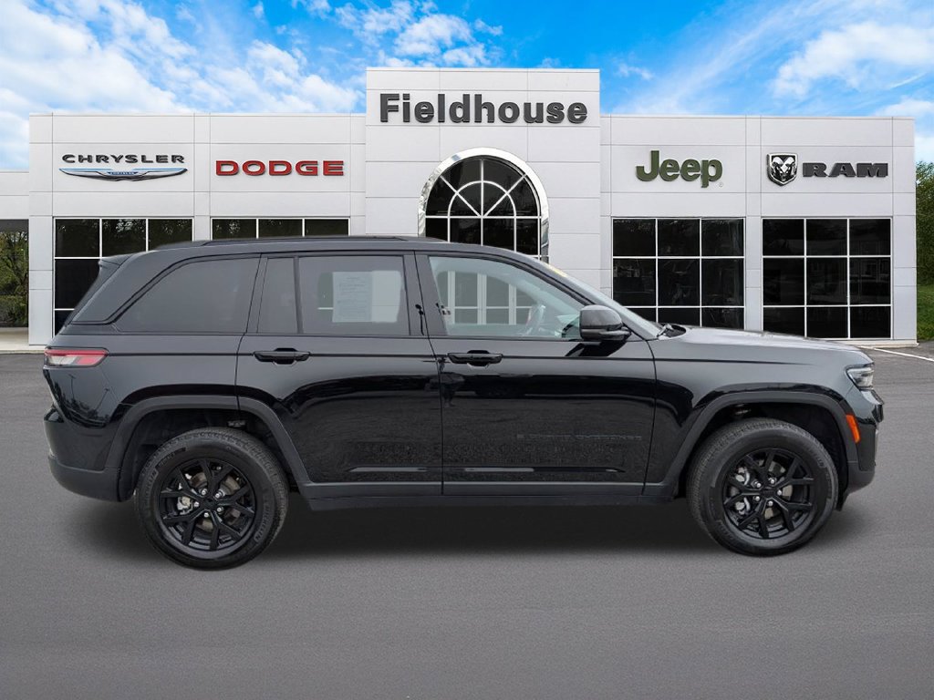 Used 2025 Jeep Grand Cherokee Altitude AWD/4WD image 3