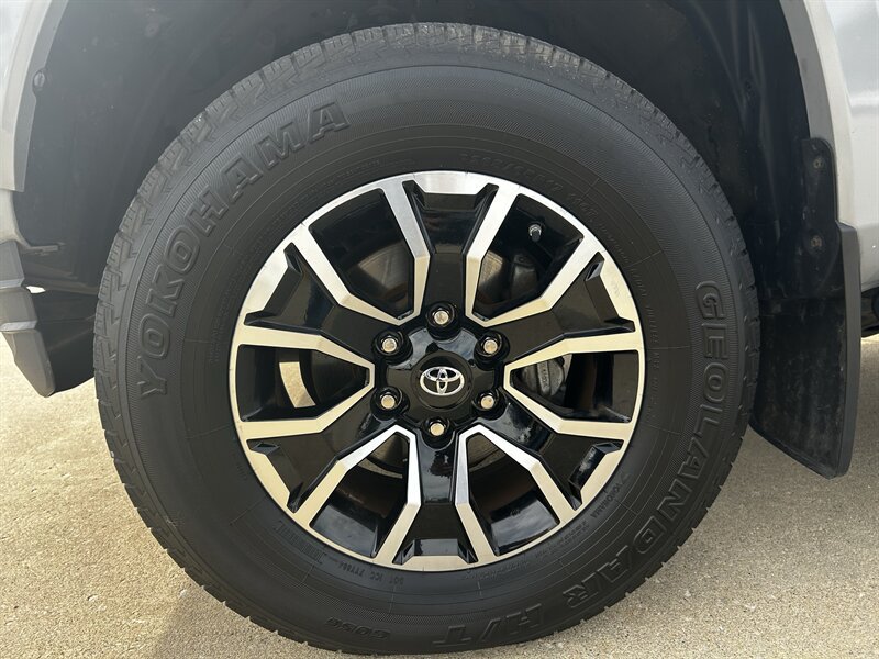 Used 2020 Toyota Tacoma TRD Sport w/ TRD Premium Sport Package AWD/4WD image 9