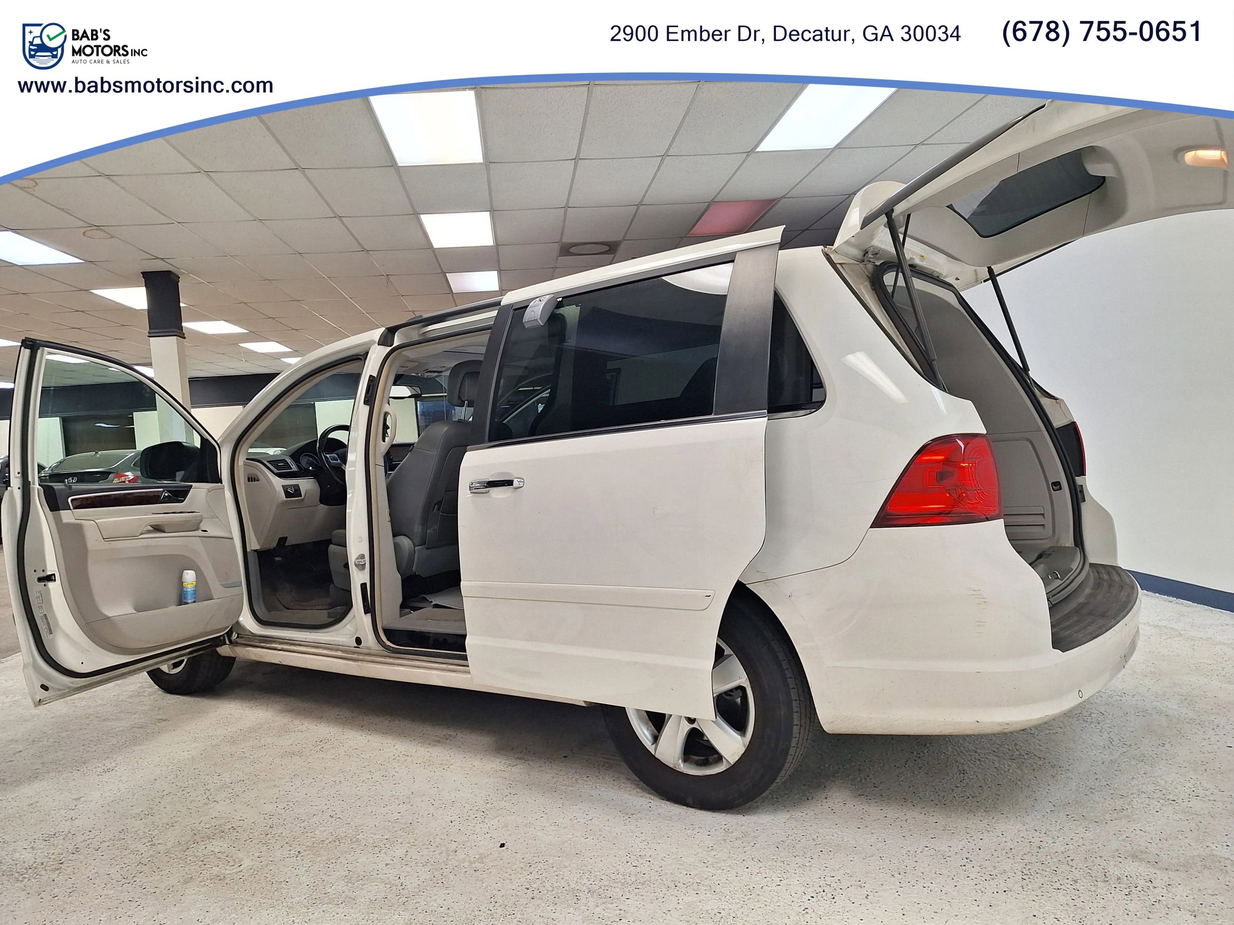 Used 2011 Volkswagen Routan SEL Premium FWD image 29
