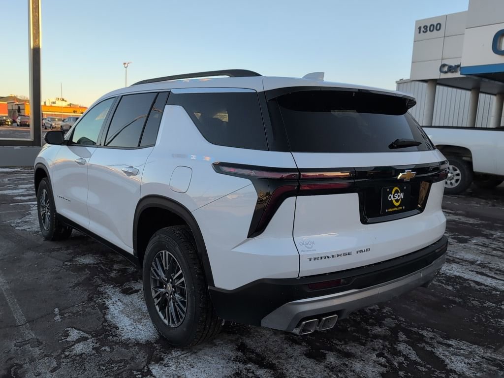 Used 2026 Chevrolet Traverse LT image 3