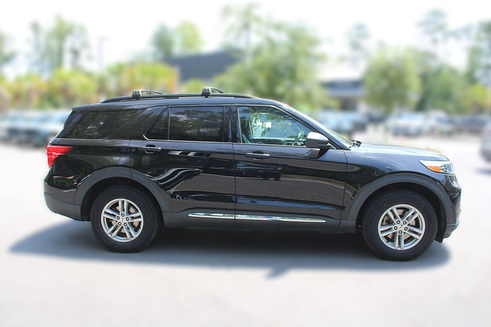 Used 2022 Ford Explorer XLT w/ Equipment Group 202A AWD/4WD image 14