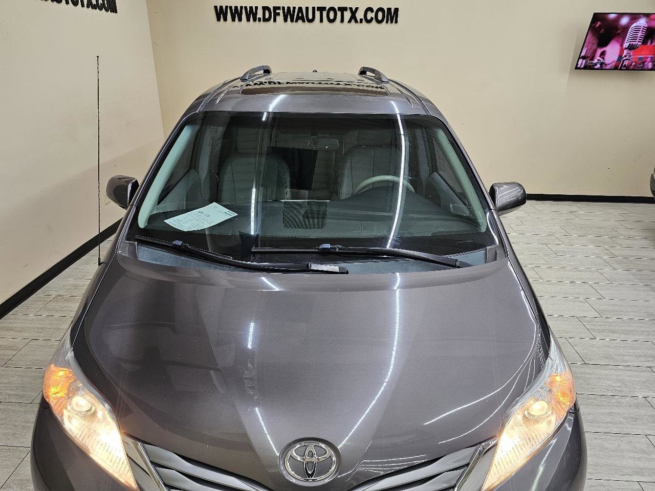 Used 2013 Toyota Sienna XLE image 4