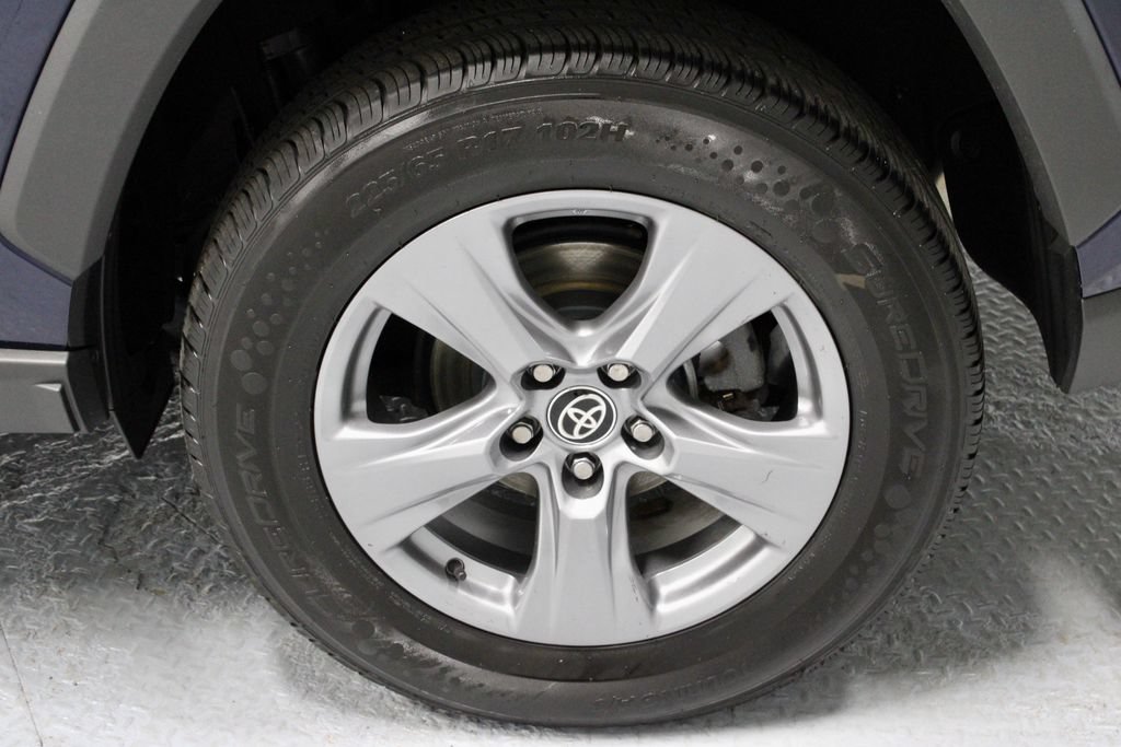 Used 2022 Toyota RAV4 XLE AWD/4WD image 18