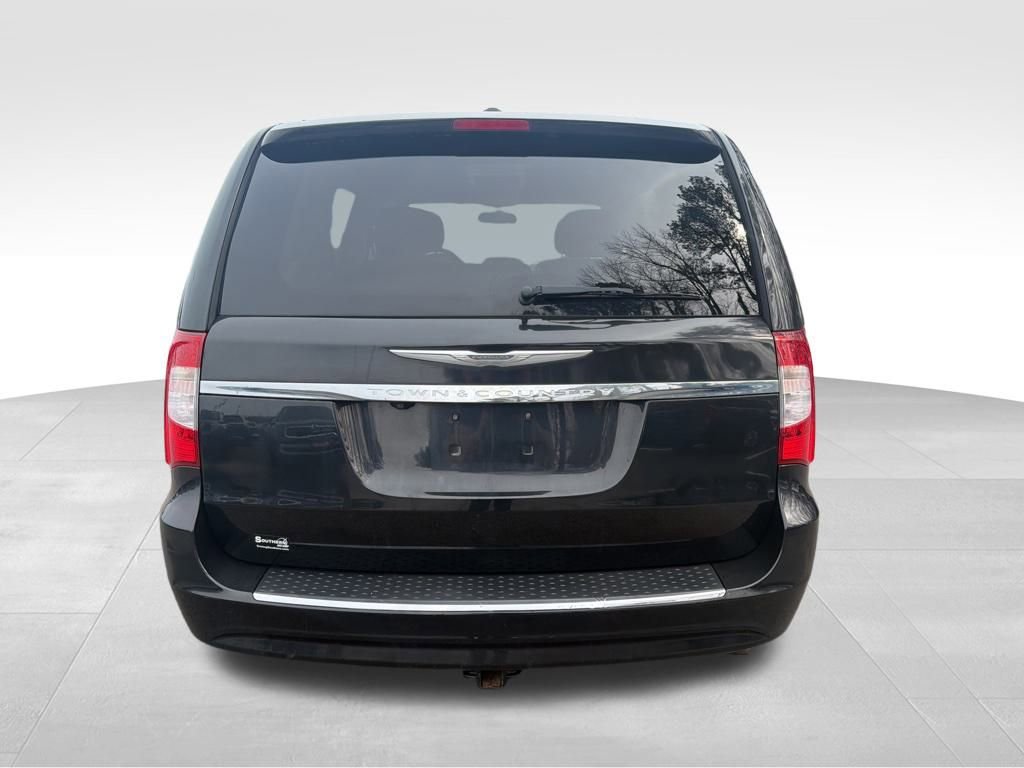 Used 2014 Chrysler Town & Country Touring image 4