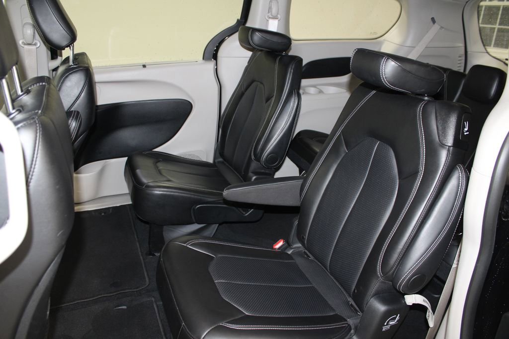 Used 2024 Chrysler Pacifica Touring-L image 23