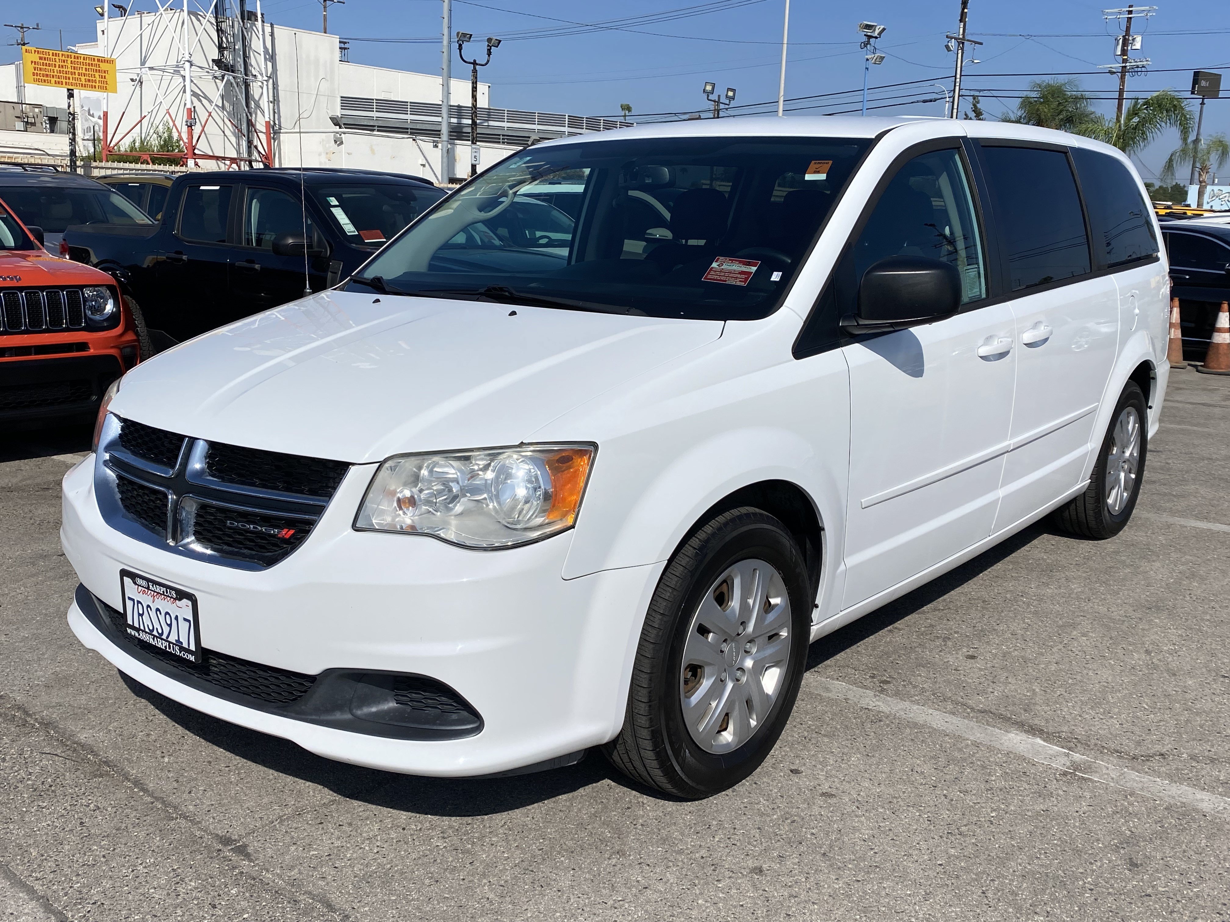 Used 2016 Dodge Grand Caravan SE w/ Quick Order Package 29E SE FWD image 2