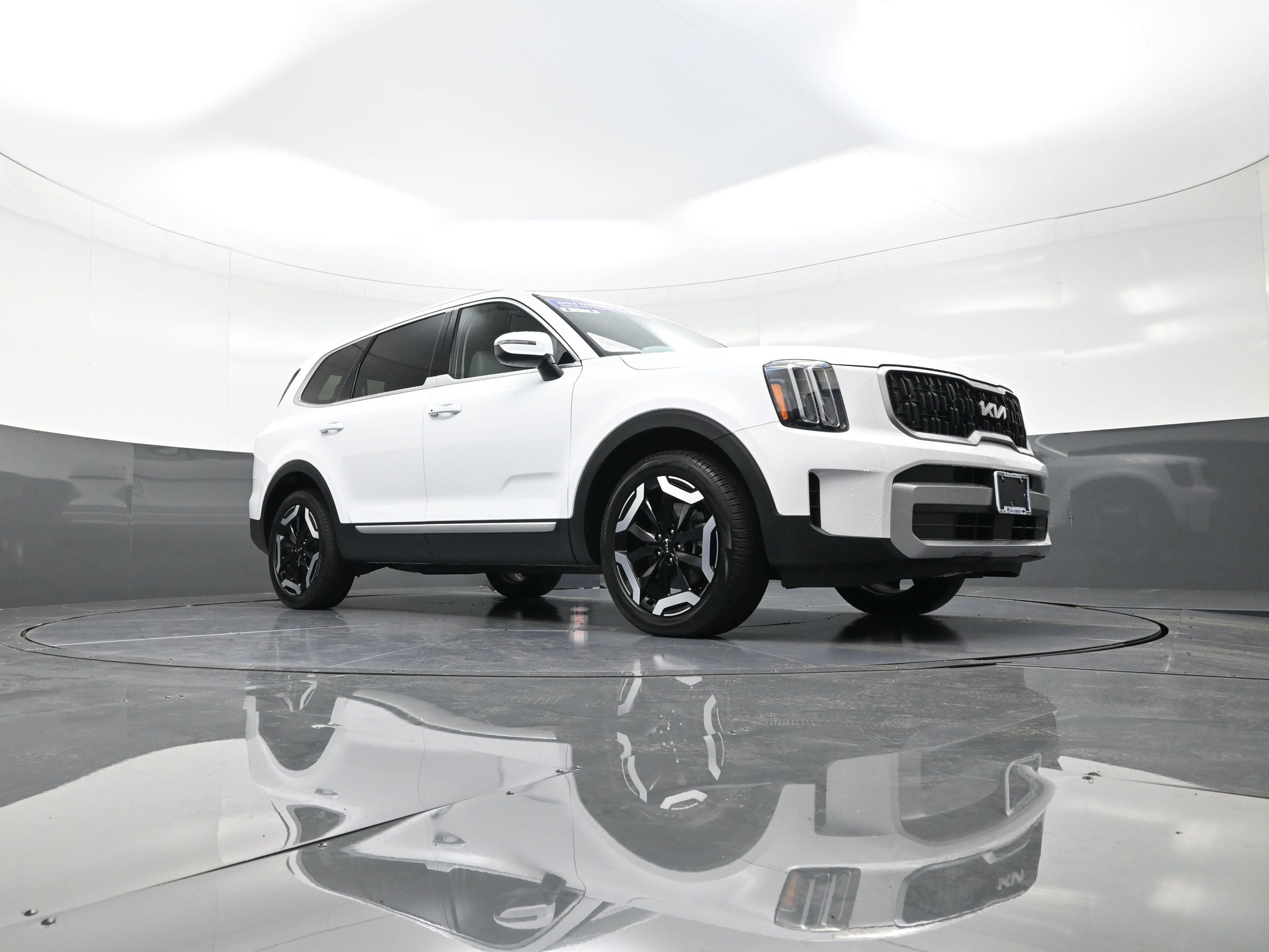 Used 2024 Kia Telluride EX w/ EX Captain's Chair Package image 9