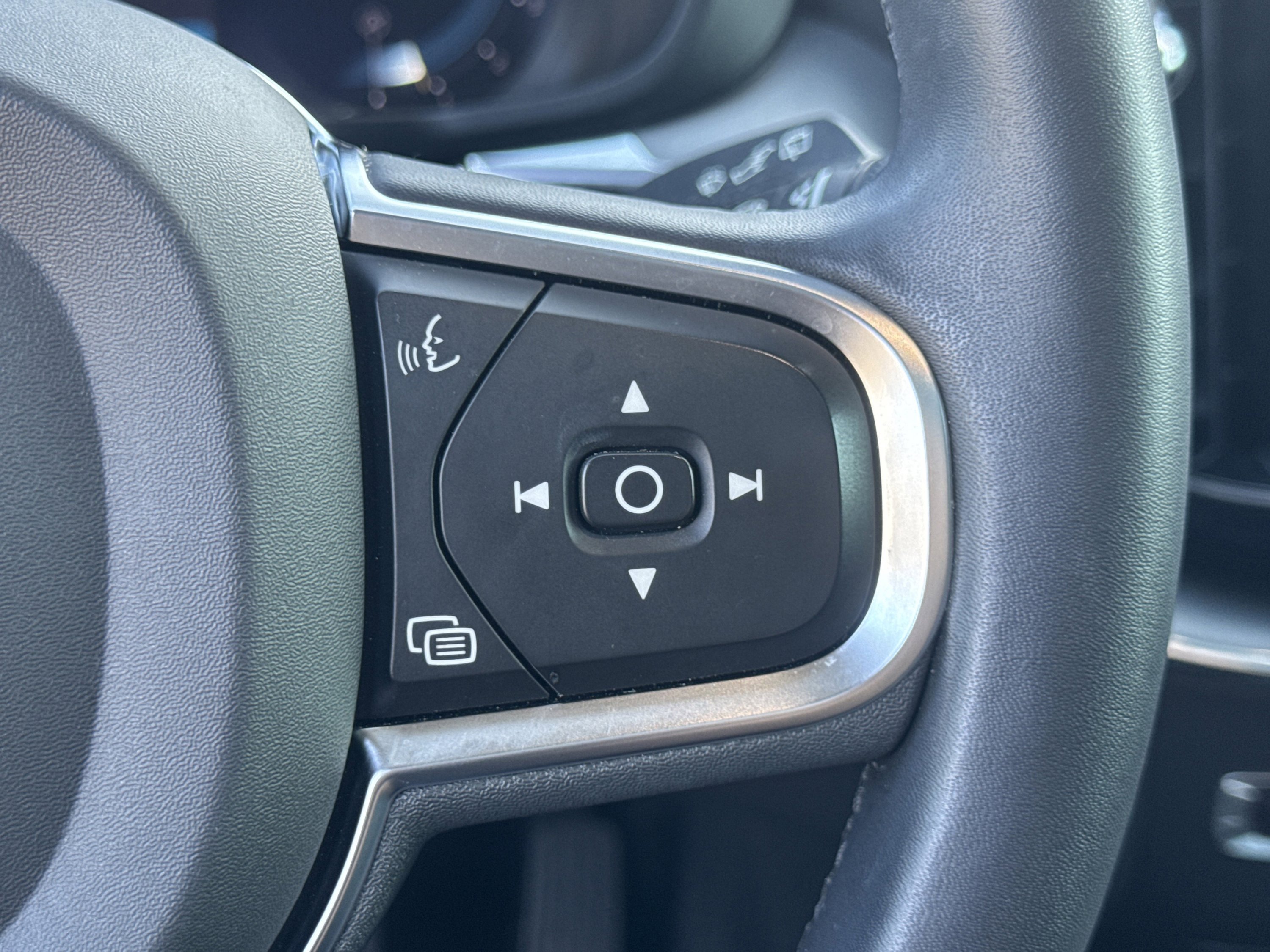 Used 2023 Volvo XC60 B5 Core image 58