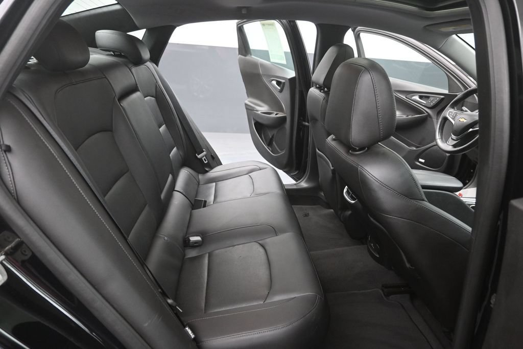 Used 2016 Chevrolet Malibu Premier FWD image 2