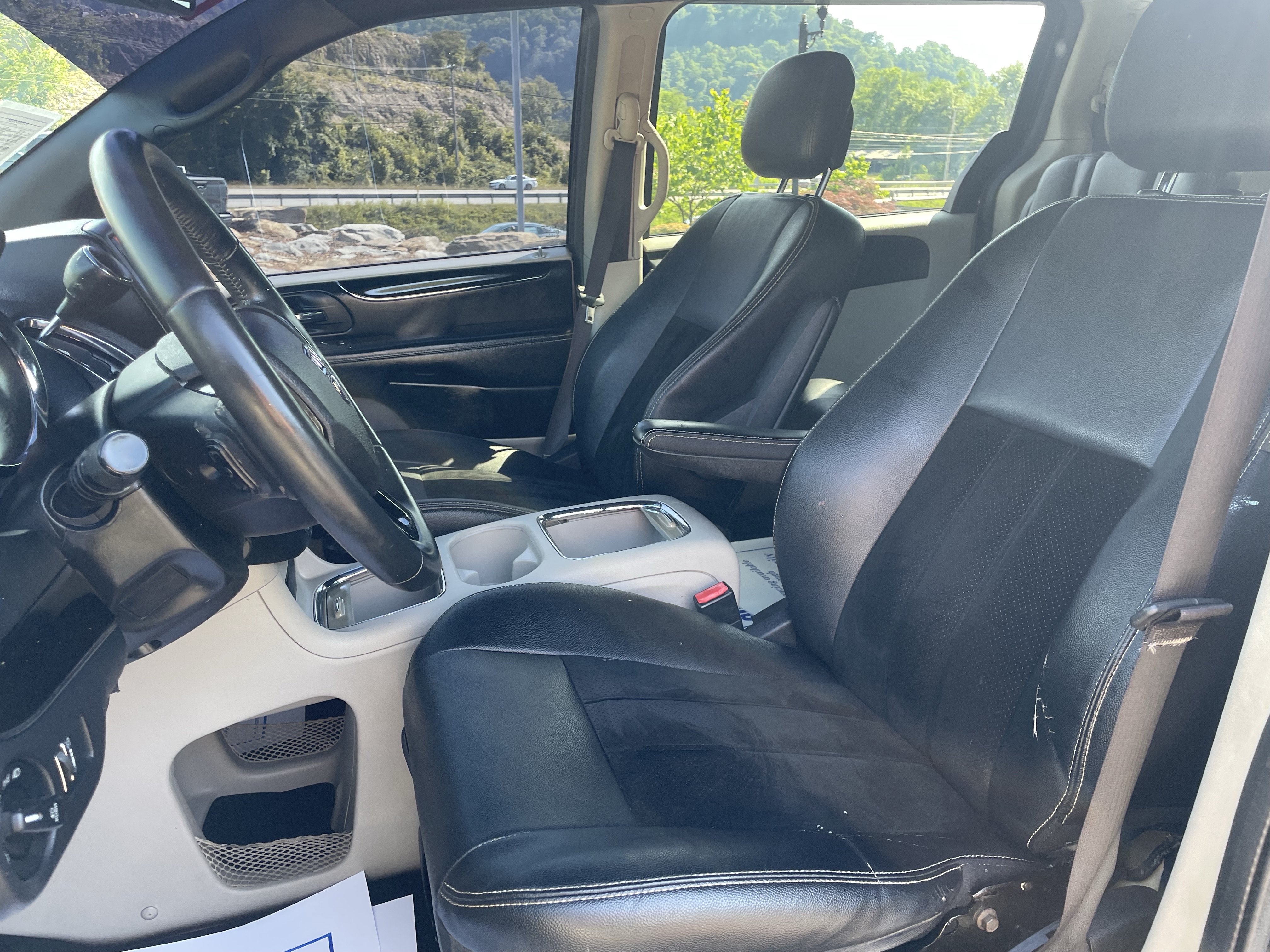 Used 2017 Dodge Grand Caravan SXT FWD image 19