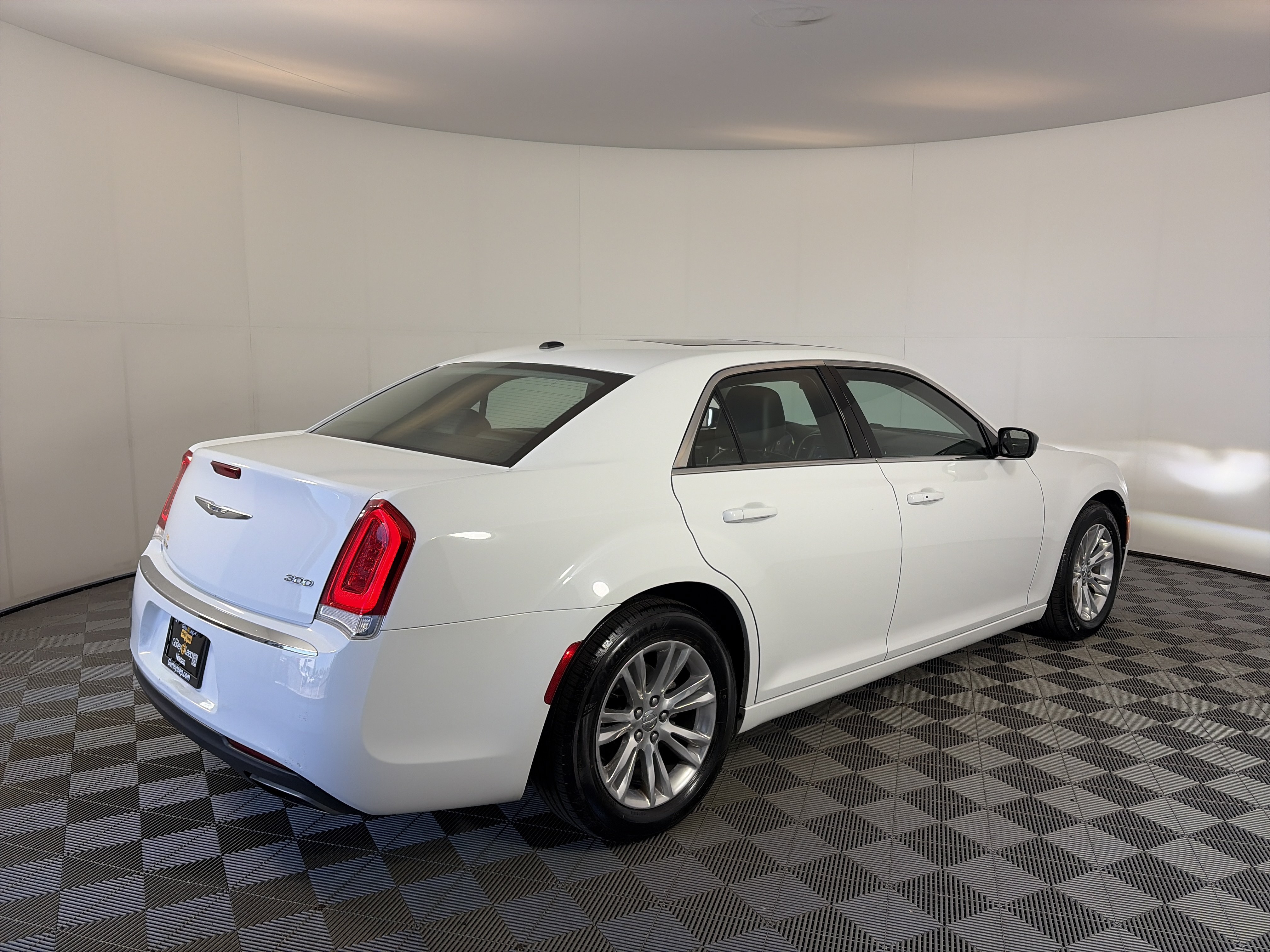 Used 2017 Chrysler 300 Touring w/ Value Package RWD image 10