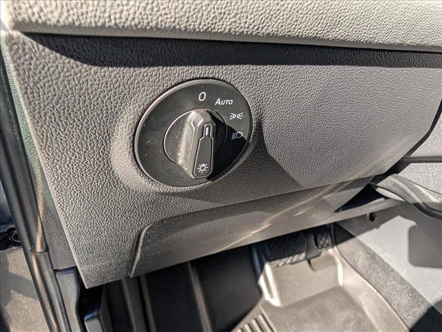Used 2022 Volkswagen Taos SE w/ Panoramic Sunroof Package image 32
