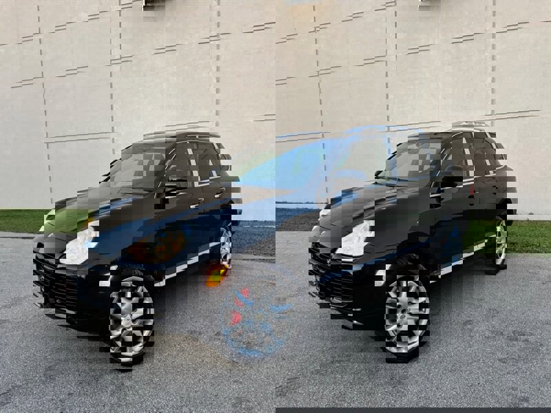 Used 2006 Porsche Cayenne Turbo image 2