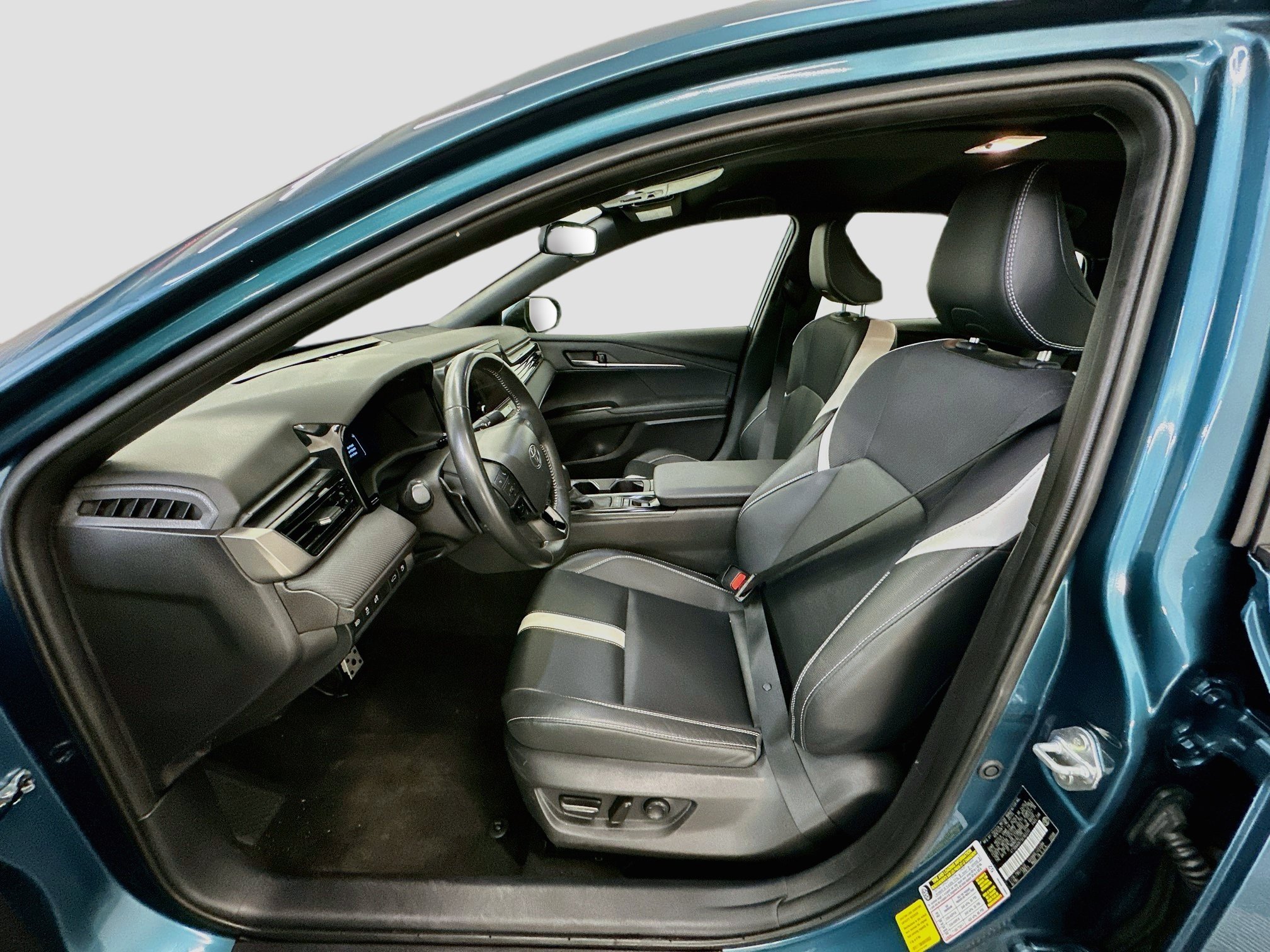 Used 2025 Toyota Camry SE FWD image 13
