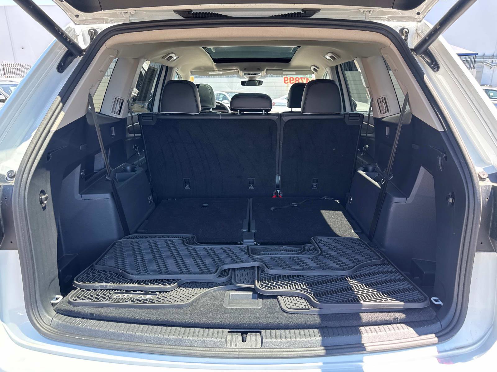 Certified 2024 Volkswagen Atlas SEL Premium R-Line image 8