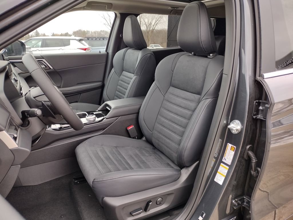 New 2026 Mitsubishi Outlander SE image 8