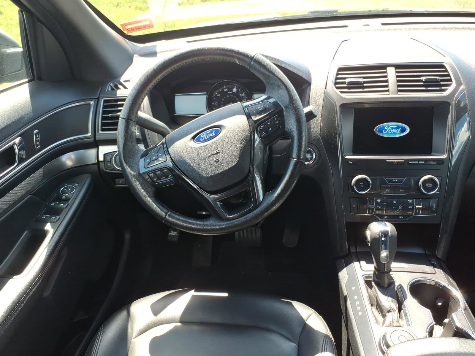 Used 2019 Ford Explorer XLT w/ Equipment Group 202A AWD/4WD image 9