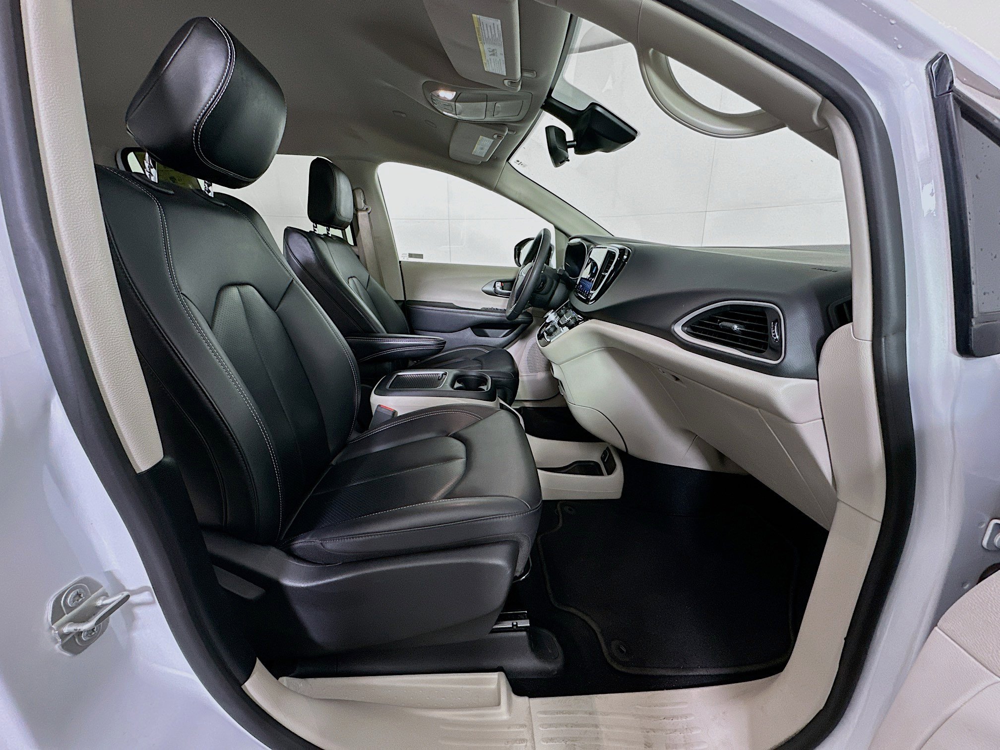Used 2024 Chrysler Pacifica Touring-L FWD image 30