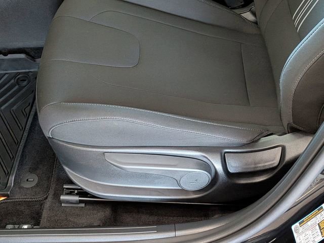 Used 2025 Hyundai Elantra SEL FWD image 12