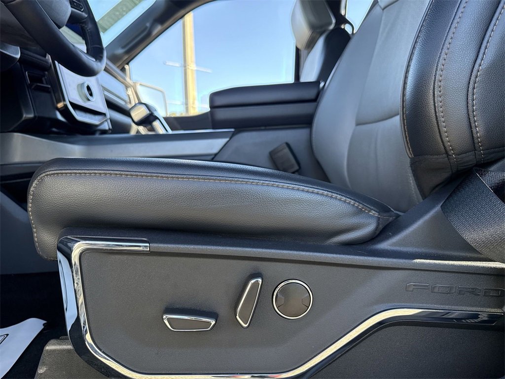 Used 2022 Ford F150 Lightning Lariat image 12