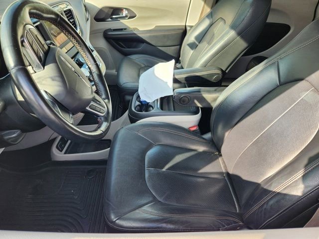 Used 2020 Chrysler Pacifica Touring-L image 18