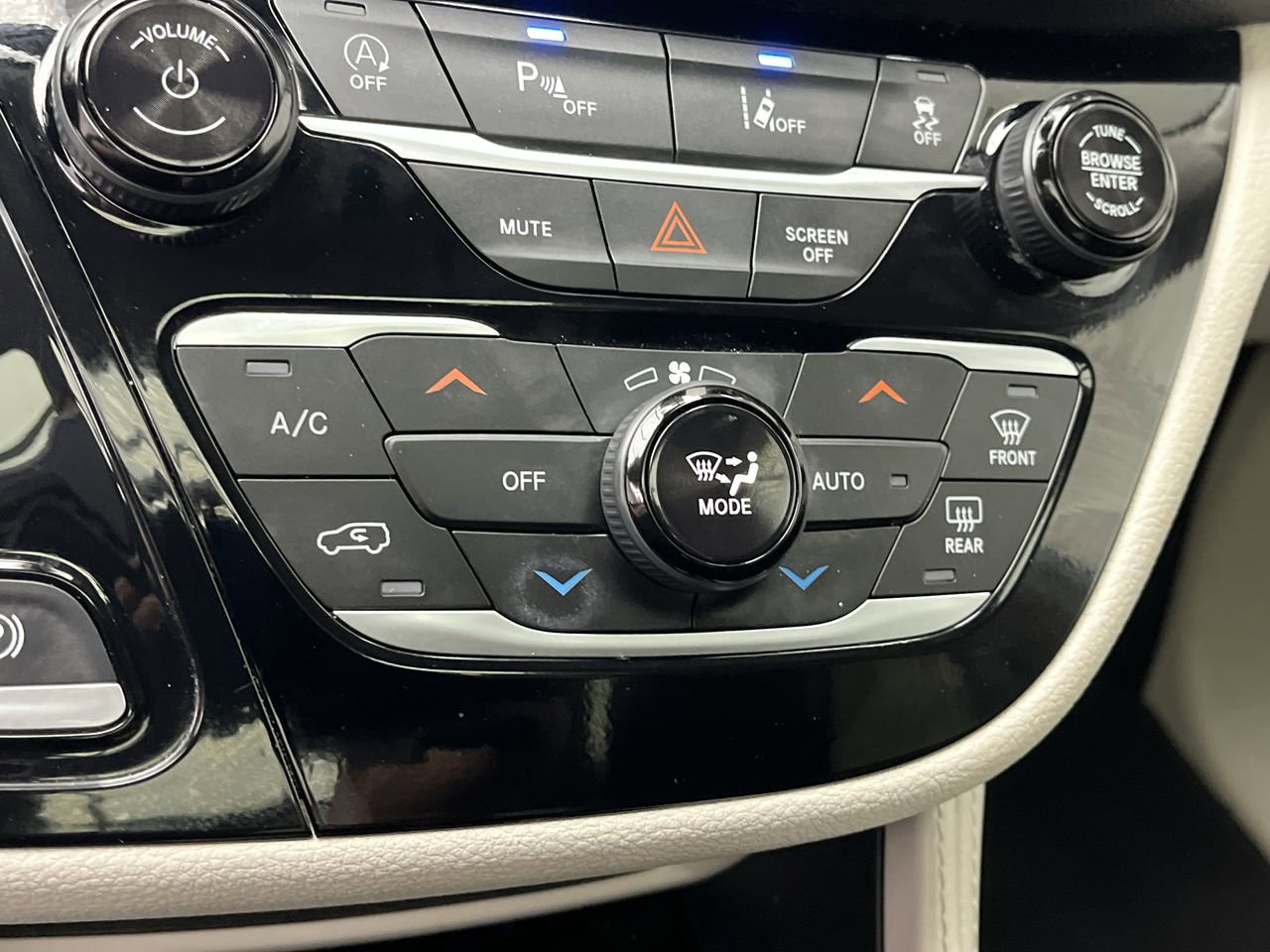 Used 2024 Chrysler Pacifica Limited FWD image 23
