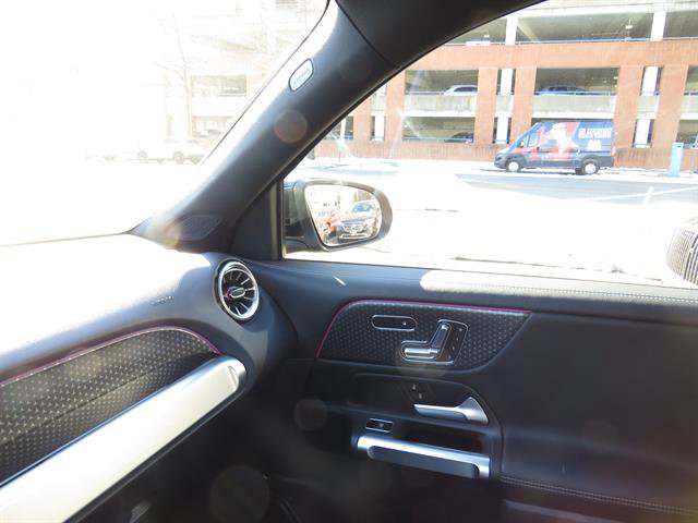 Used 2025 Mercedes-Benz GLB 250 4MATIC image 17