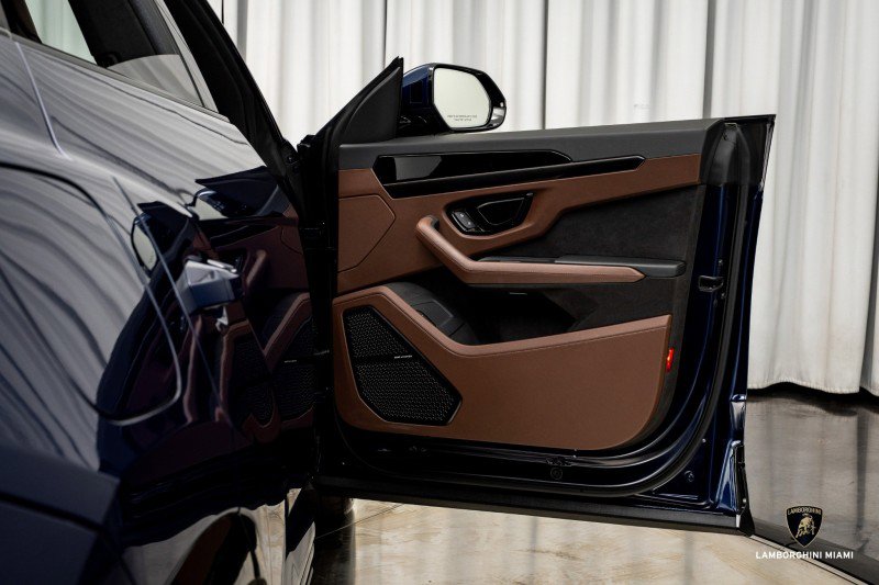 Used 2025 Lamborghini Urus SE image 37