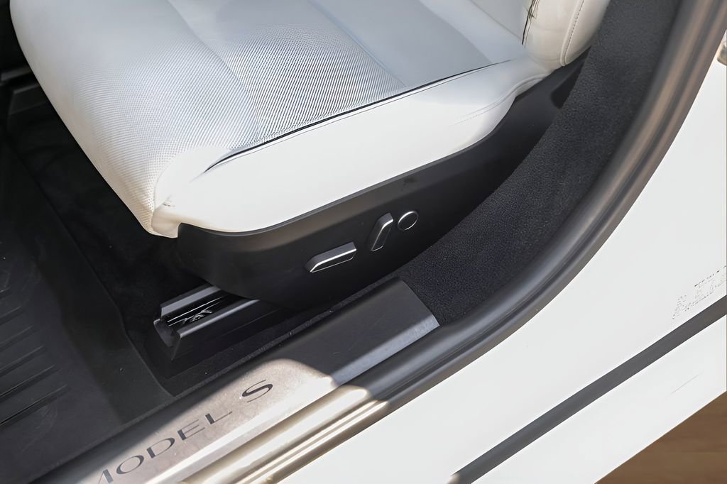 Used 2022 Tesla Model S Plaid image 5