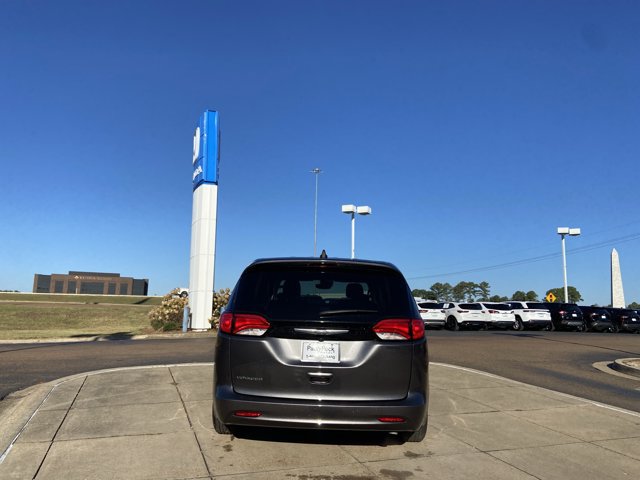 Used 2023 Chrysler Voyager LX FWD image 10