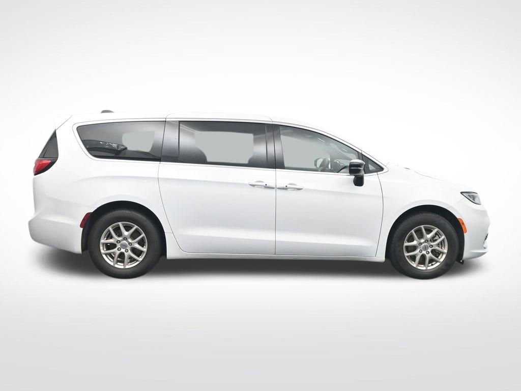 Used 2025 Chrysler Pacifica Select FWD image 4