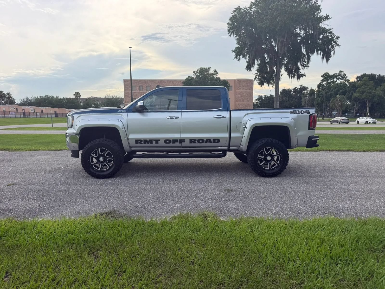 Used 2016 GMC Sierra 1500 SLT w/ Enhanced Driver Alert Package AWD/4WD image 9