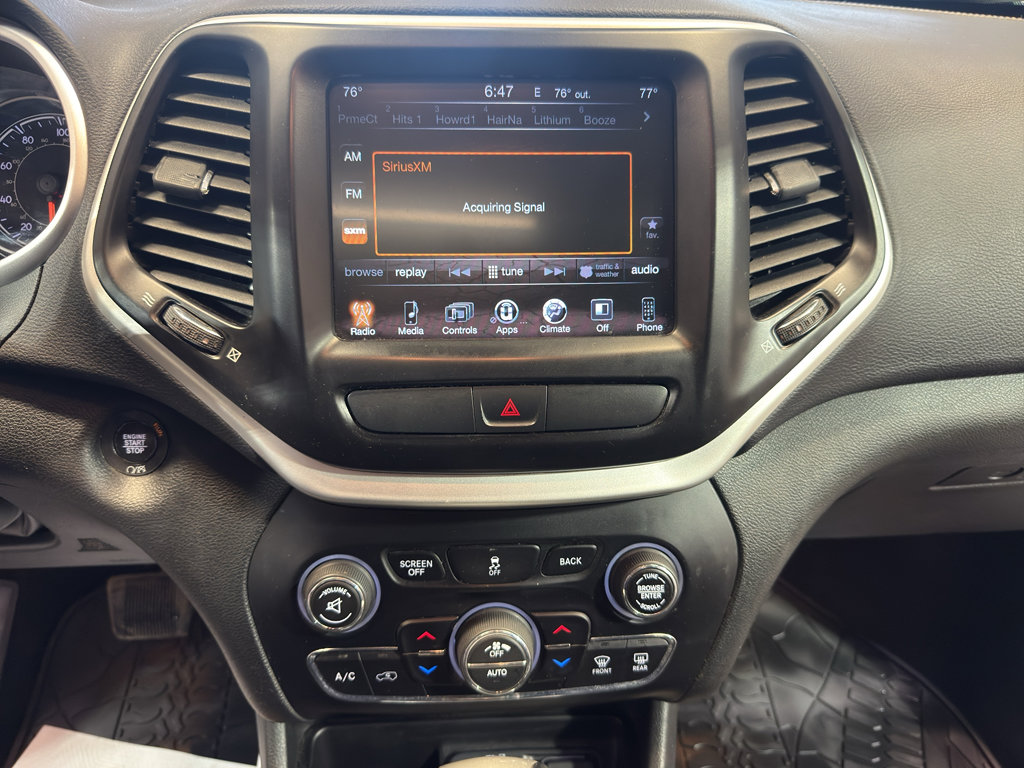 Used 2018 Jeep Cherokee Latitude Plus w/ Comfort/Convenience Group AWD/4WD image 18