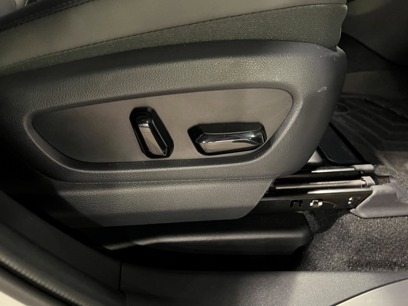 Used 2025 Lexus RZ 450e image 39