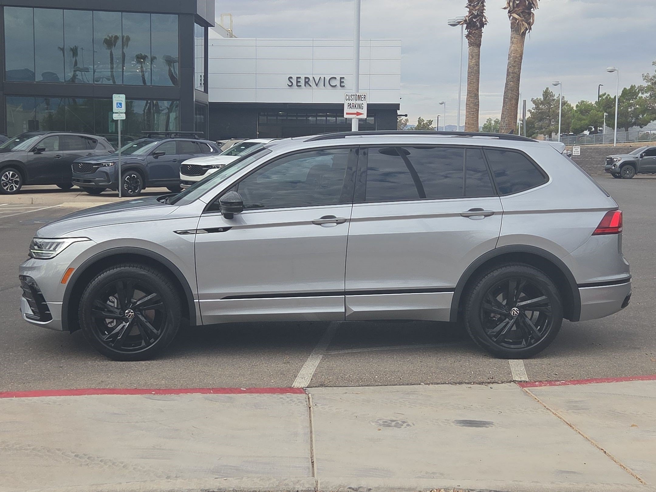 Used 2023 Volkswagen Tiguan SE R-Line FWD image 2
