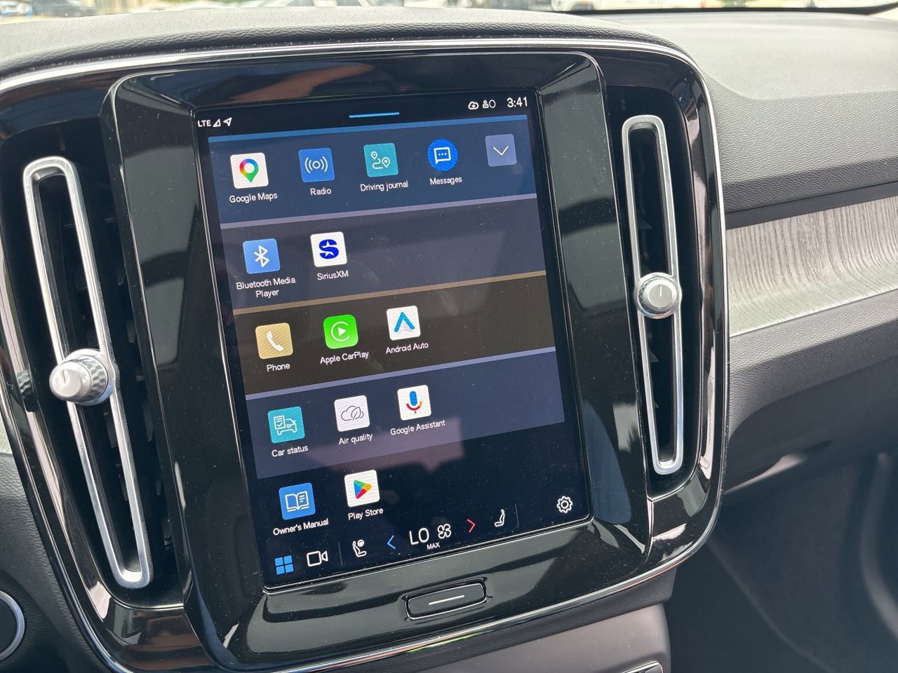 Certified 2025 Volvo XC40 B5 Plus AWD/4WD image 20