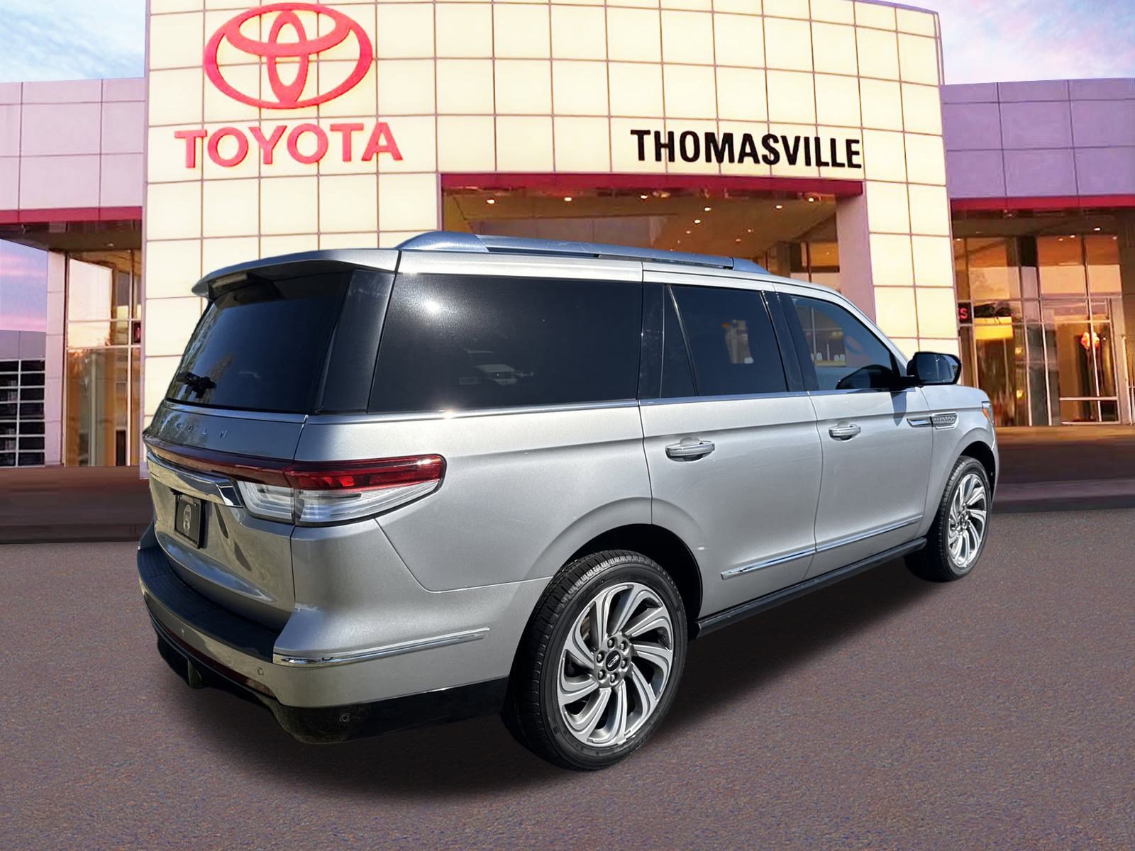 Used 2023 Lincoln Navigator Reserve image 5